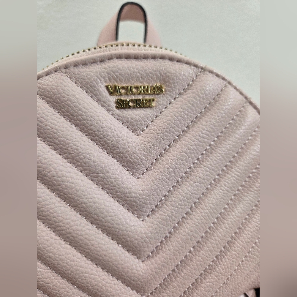 VICTORIA'S SECRET Pink V-Quilt City Mini Chain Zip Faux Leather Casual Backpack - Picture 6 of 12